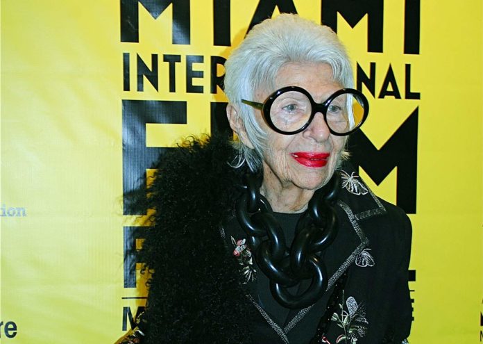 Iris Apfel, la leyenda fashion del diseño cumplió 99 años