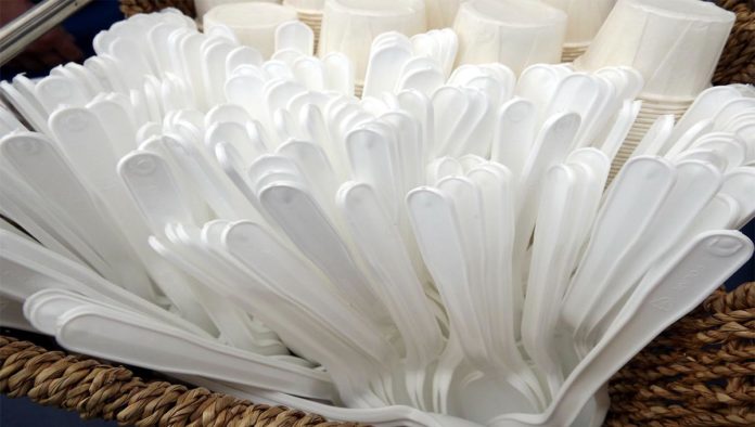CDMX prohibirá en enero el plástico de un solo uso como tenedores y platos