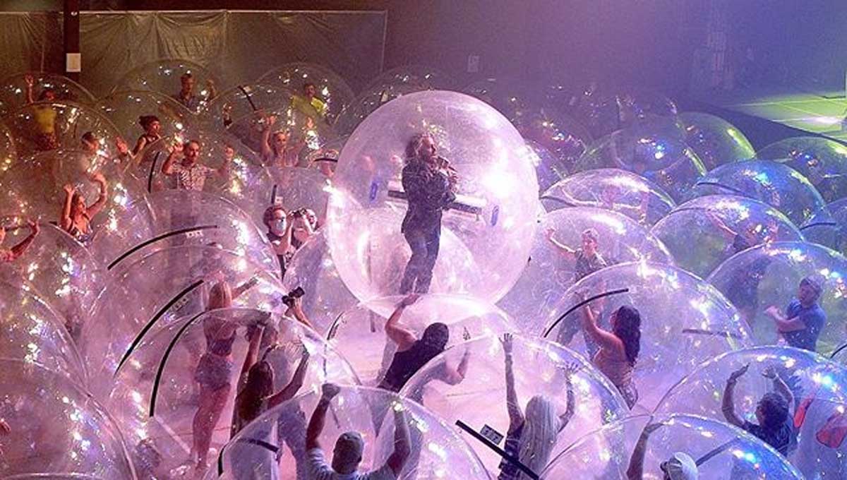 The Flaming Lips da concierto adentro de burbujas