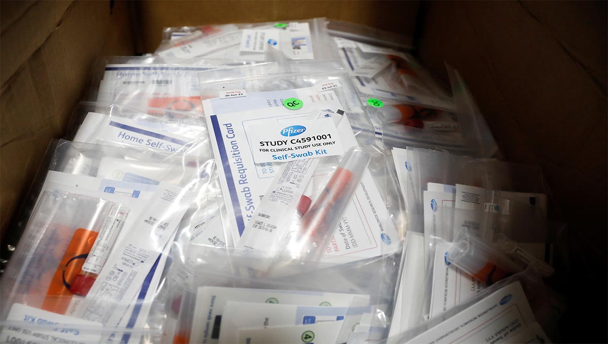 Pfizer libera “cientos de miles” de vacunas de su planta