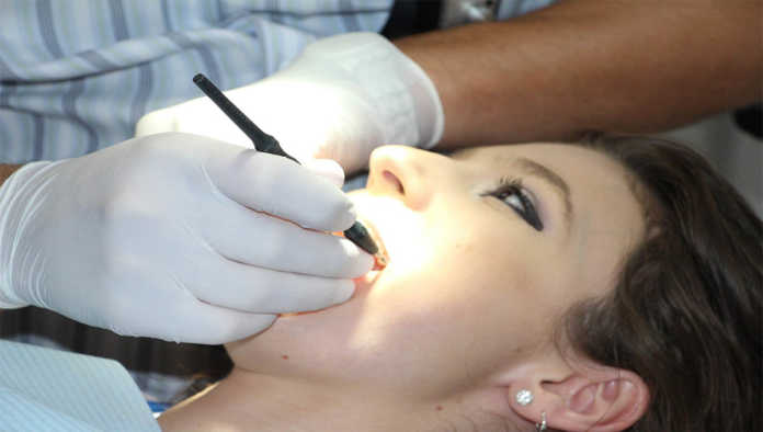 Caída de dientes, otra posible secuela del COVID-19