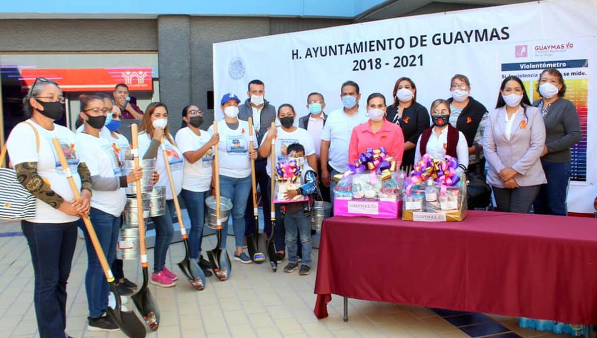 Alcaldesa de Guaymas responde a entrega de palas a madres de desaparecidos