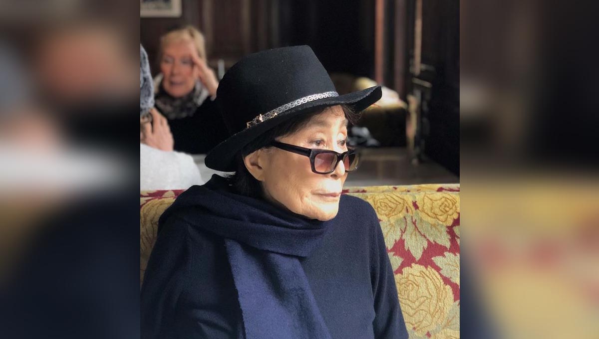 Por enfermedad, Yoko Ono cede control de la fortuna de Lennon a su hijo