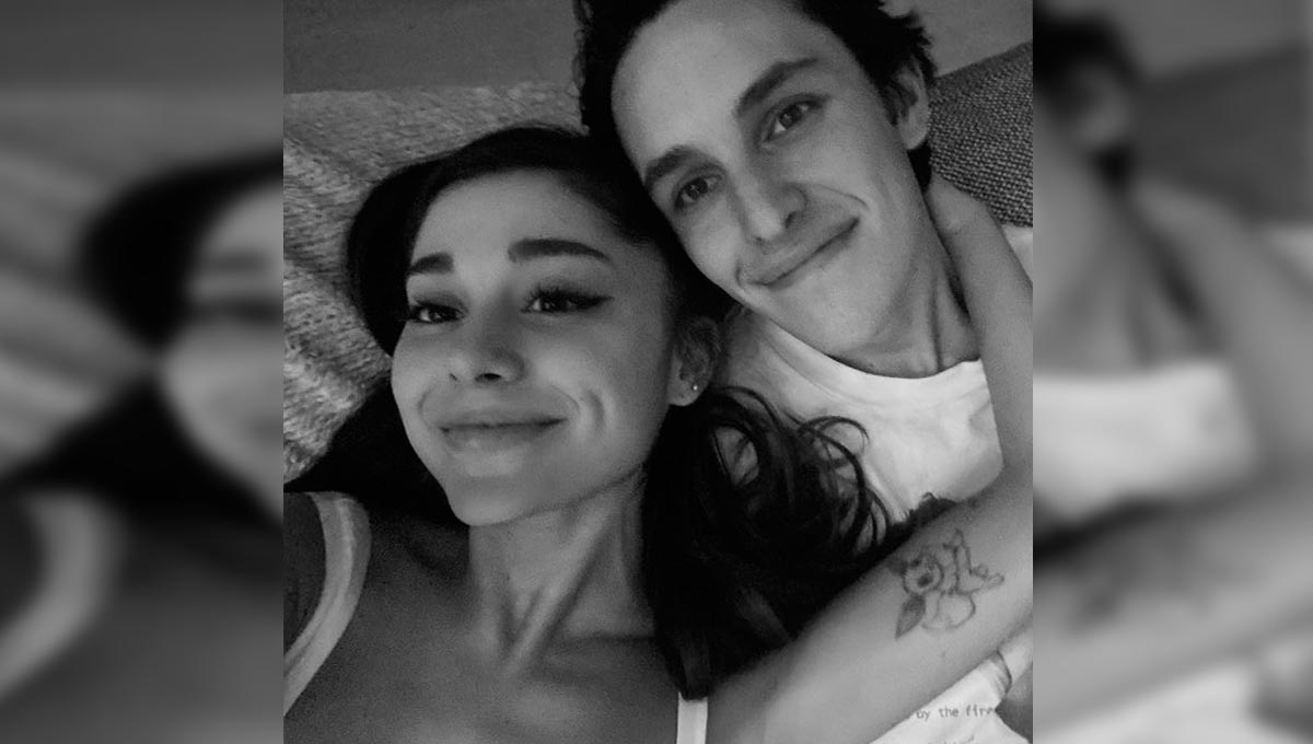 Selfie de Ariana Grande con su prometido Dalton Gómez