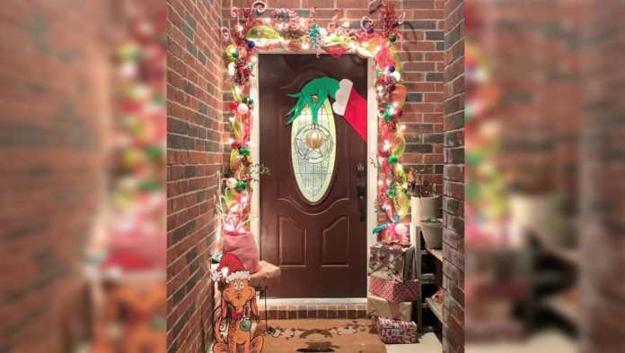 Puerta con decoraciones navideñas