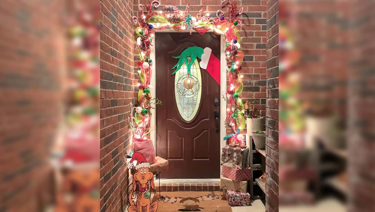 Puerta con decoraciones navideñas