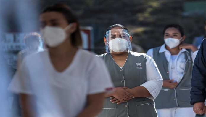Fila de vacunación para trabajadores que combaten la pandemia