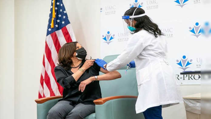 Kamala Harris recibe la vacuna de Moderna