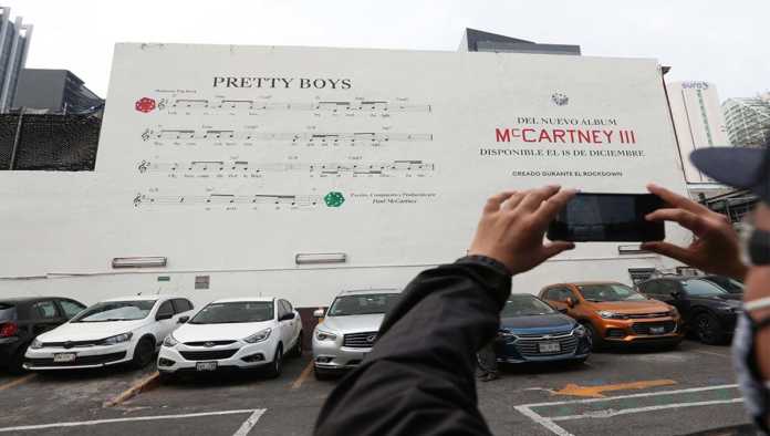 Paul McCartney pinta mural en CDMX para promocionar nuevo disco