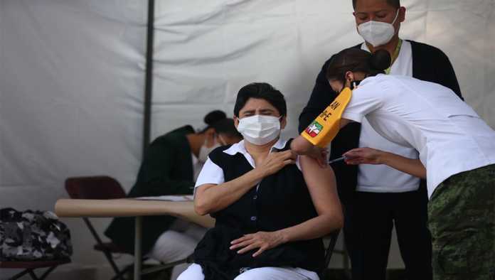Personal médico de México recibe vacuna de Pfizer