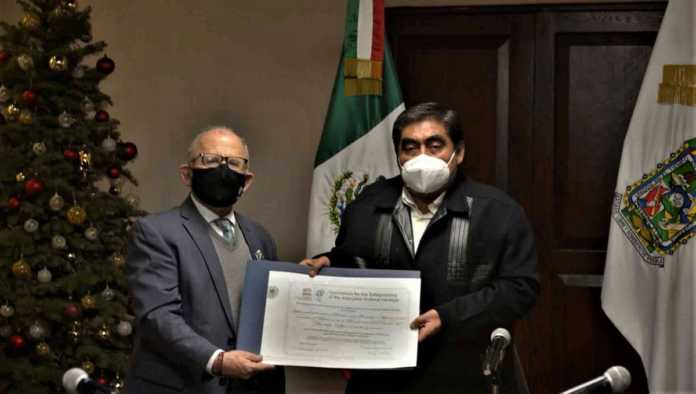 Barbosa y Diego Prieto con certificado de Talavera en Puebla