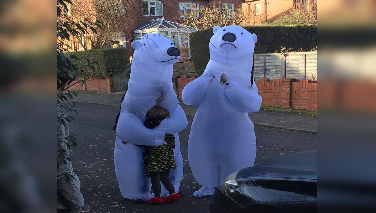Abuelos se disfrazan de osos polares