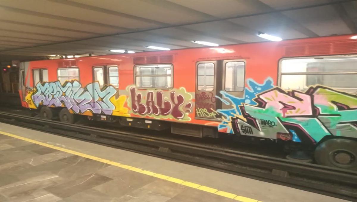 Metro de la CDMX con grafitis