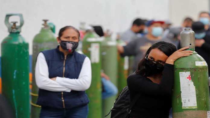 Personas en México que esperan por un tanque de oxígeno