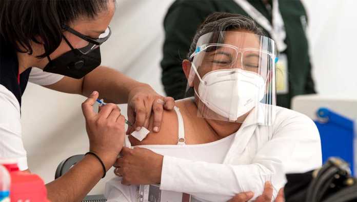 Médica del IMSS recibe vacuna de Pfizer