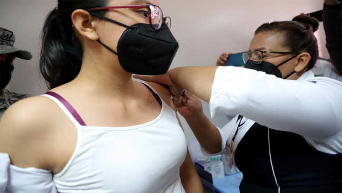 Enfermera recibe vacuna contra la COVID-19