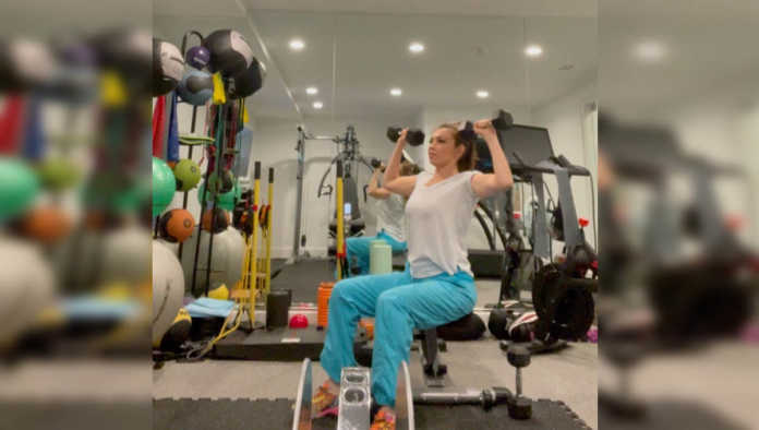 Thalía practicando su rutina de ejercicio