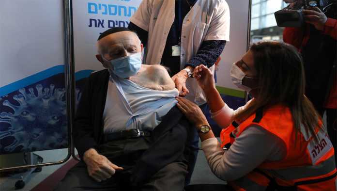 Aplican vacuna contra COVID-19 a hombre en Israel