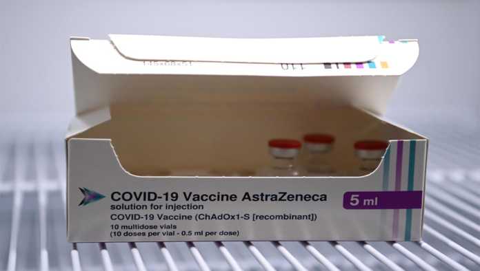 Caja con vacunas de AstraZeneca