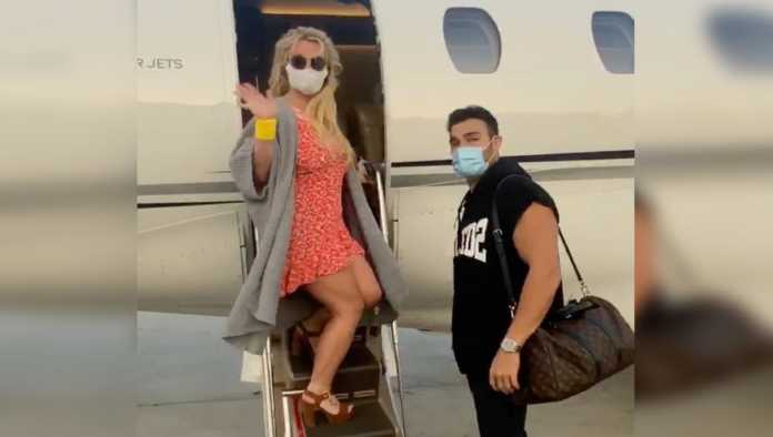 Britney Spears subiendo a su avión