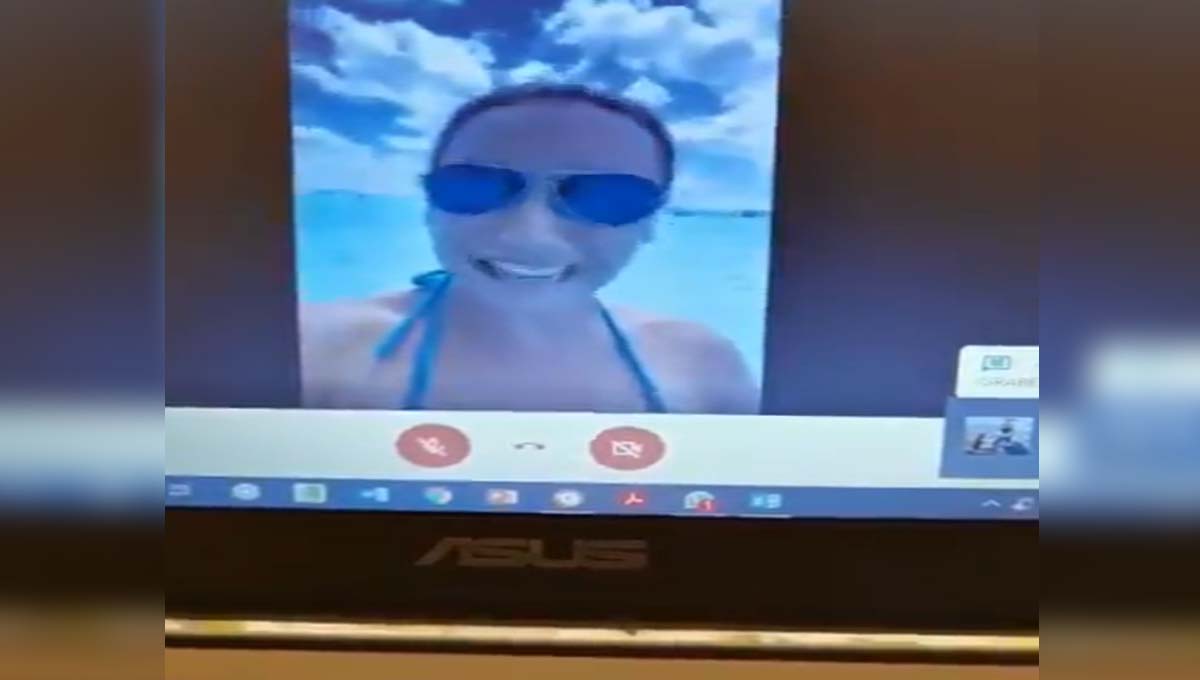 joven en clase virtual en Cancún