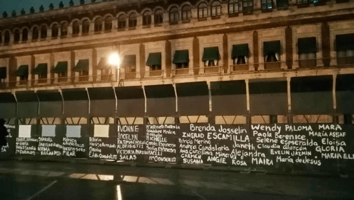 Colectivas llaman a colocar flores moradas en muro de Palacio Nacional
