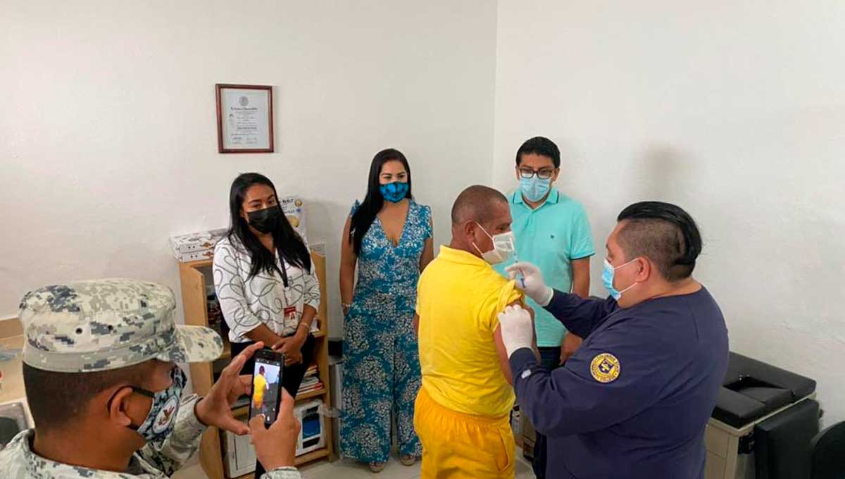 Cereso de Cozumel, el primero en México en aplicar vacuna contra Covid-19 a adultos mayores presos