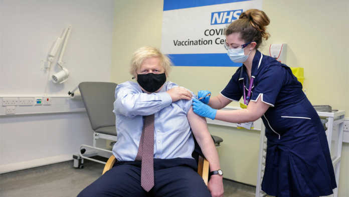 Boris Johnson recibe vacuna de AstraZeneca