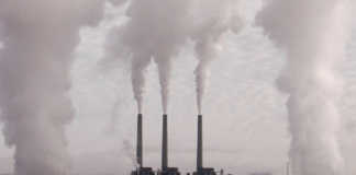 Fábrica que emite gases contaminantes