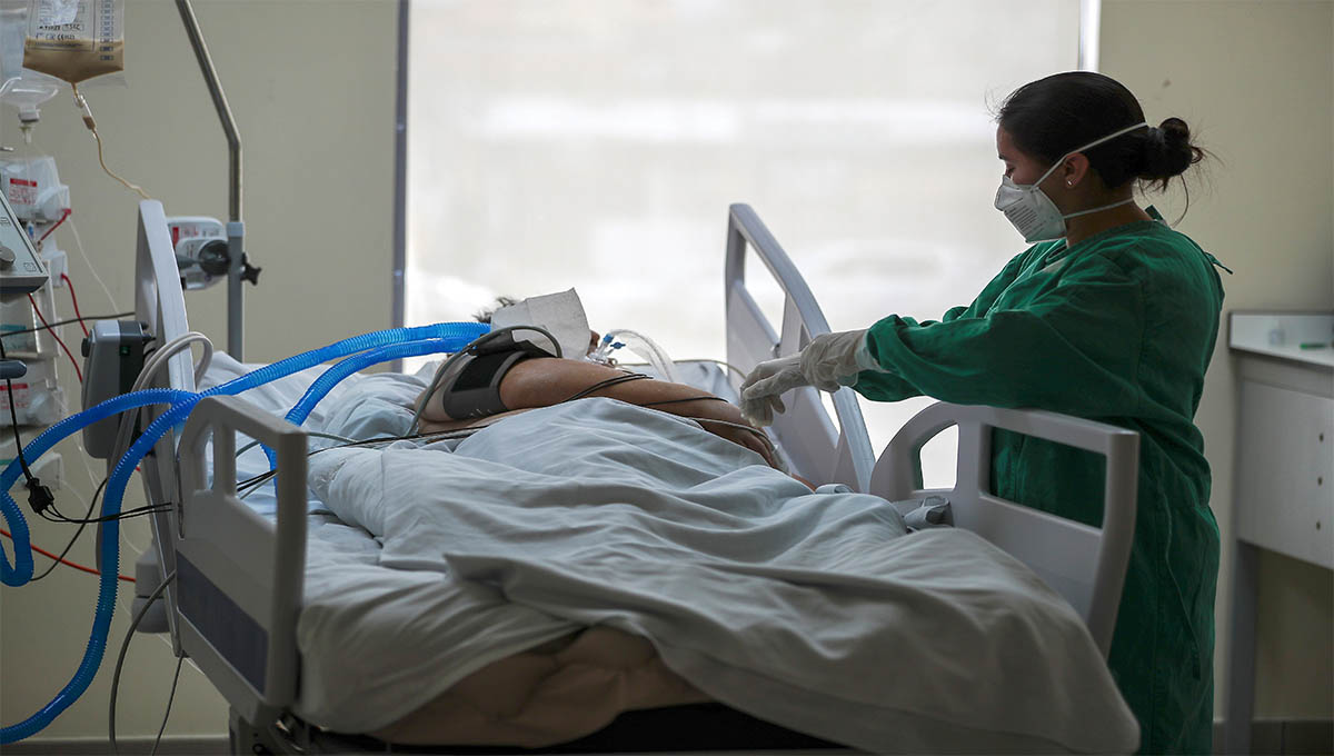 Una persona en el hospital tratada por COVID-19
