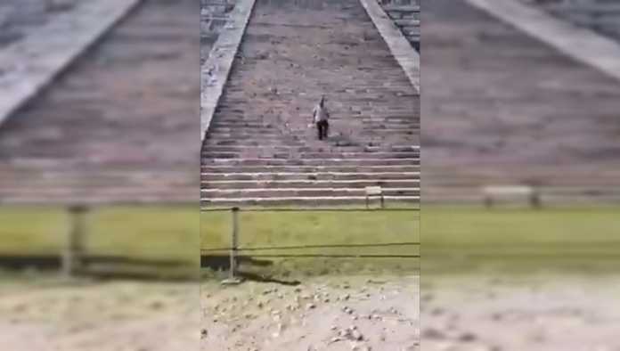 Hombre sube a Chichen Itzá