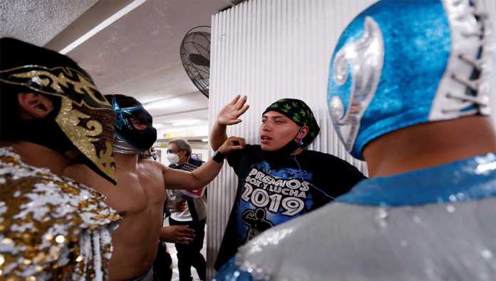 Luchadores reparten cubrebocas en el Metro de la CDMX