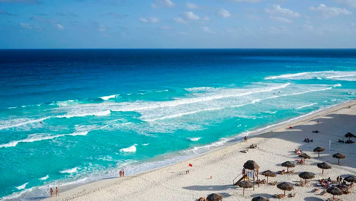 Turistas comienzan a arribar a playas mexicanas, pese a temor a tercera ola de contagios de Covid-19