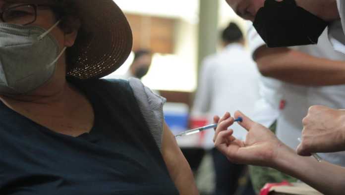 Adulta mayor pide ayuda en centro de vacunación