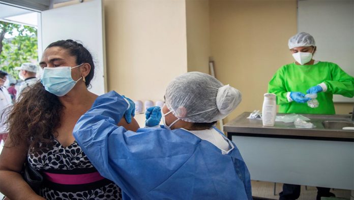 Mujer aplica vacuna contra COVID-19 en CDMX