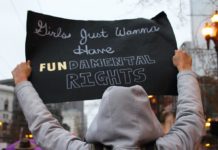 Niña protesta contra la mutilación genital femenina