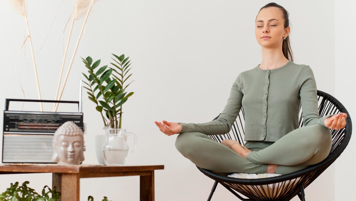 4 posturas de yoga que puedes hacer sin pararte de la silla
