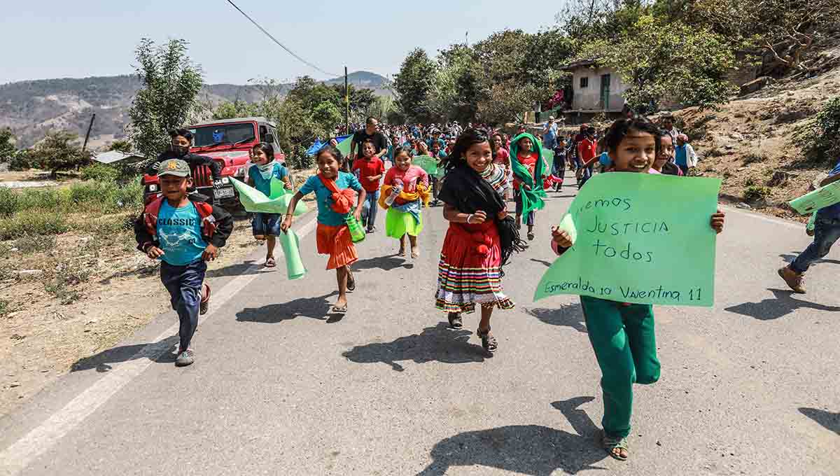 Imagen de niños exigiendo acceso a justicia