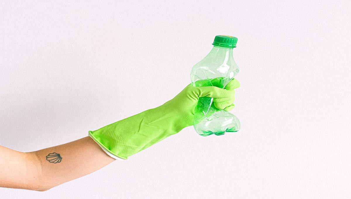 Aplastar botellas para reducir residuos