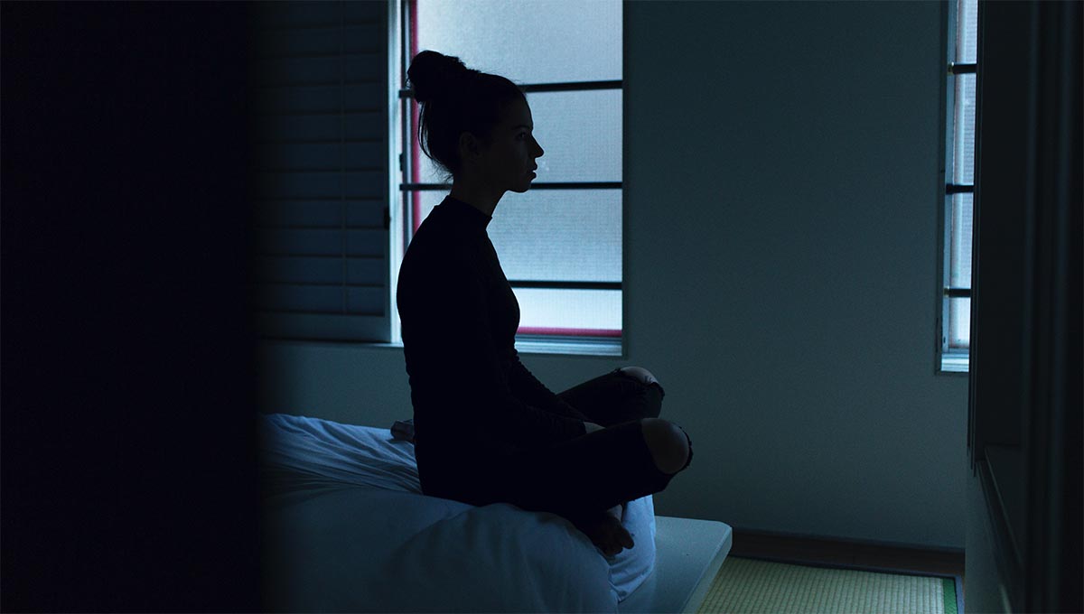 Mujer medita para tratar depresión