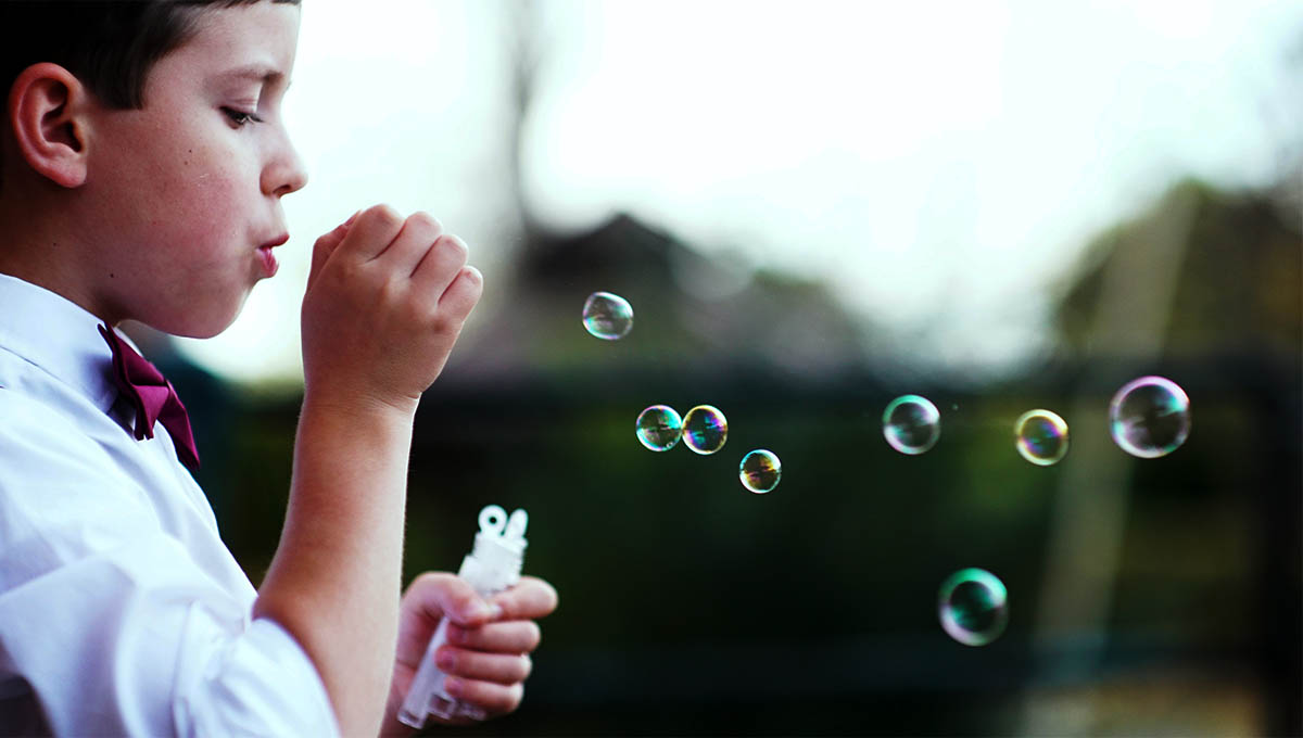 Niño lanza burbujas