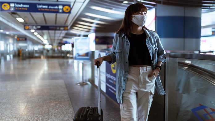 Mujer se prepara para viajar en pandemia de COVID-19
