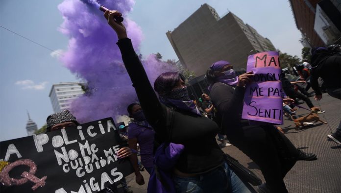 Feministas marchan hacia el Zócalo