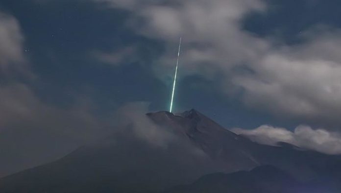 Meteorito cae en volcán activo