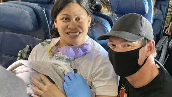 Mujer embarazada da a luz en pleno vuelo