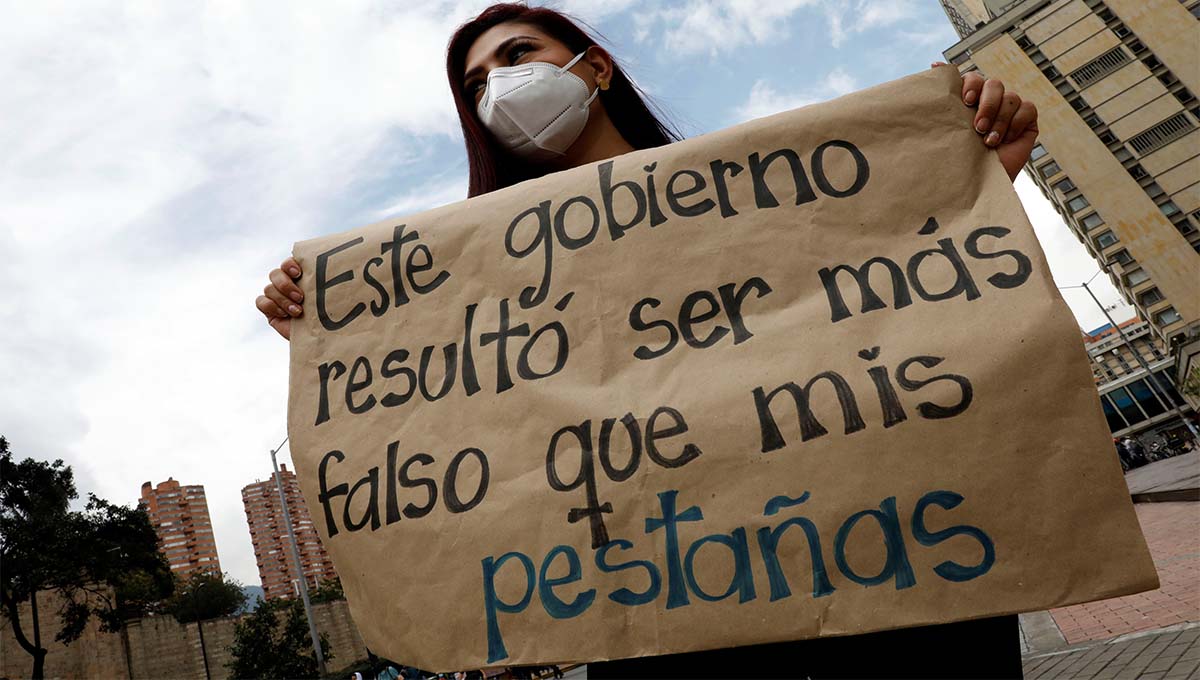 Mujer protesta por violencia en Colombia
