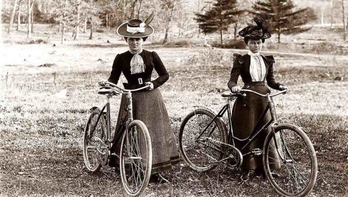 Mujeres en bicicleta