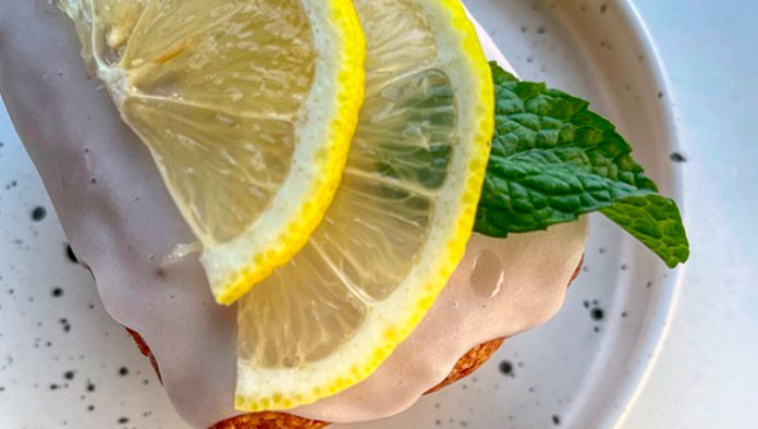 Prepara esta carlota de limón con solo cuatro ingredientes