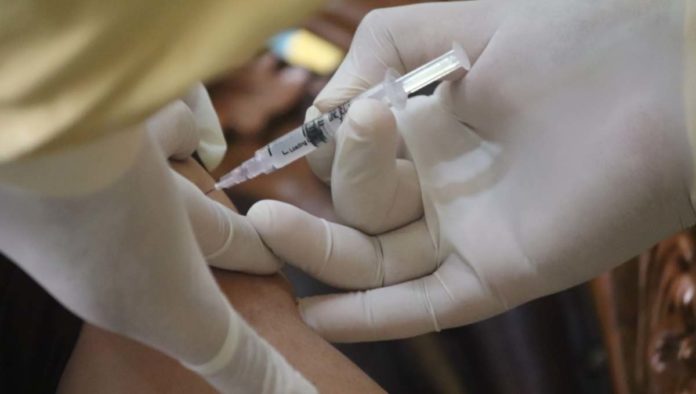 Con amparo, vacunan contra COVID-19 a menores mexicanos