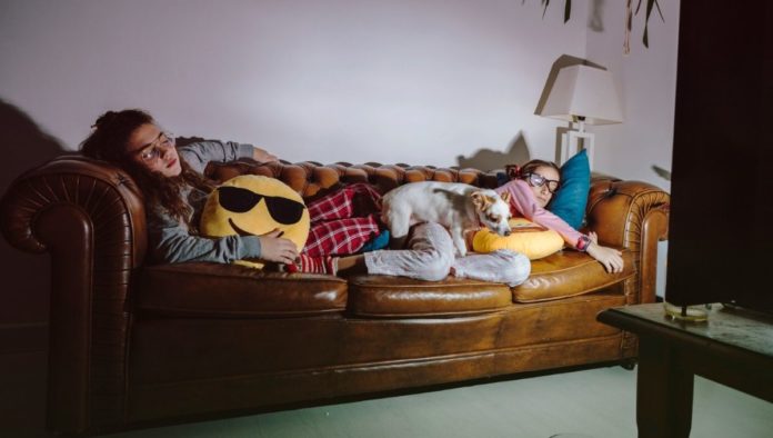 Dormir con la televisión encendida podría hacerte engordar